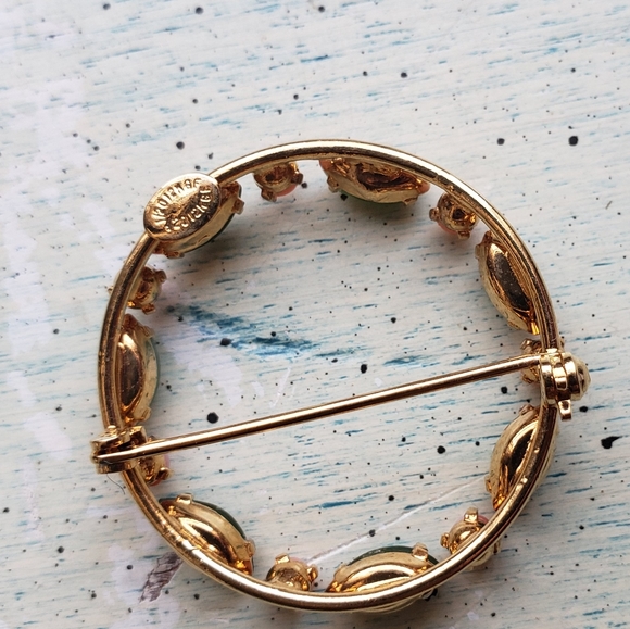 Jade and coral Pin - Picture 2 of 3